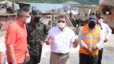 El mandatario constató los daños causados por el incendio en Guanaja.