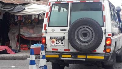 Una ambulancia de la Cruz Roja llegó a dar atención a las víctimas.