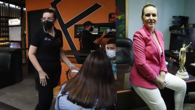 Jessie Rodríguez acude con un “blazer” elegante a su despacho y por la noche se coloca el delantal en Fiwings. Fotos: Frank Muñoz.