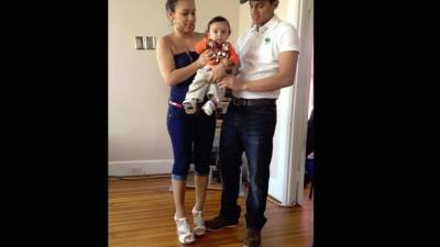 'Cuatro años de novios en Honduras y hoy años de vivir en USA. Fue mi único novio y hoy es el padre de nuestro angelito. Se vino prometiendo volver para que tuviéramos una vida mejor, pero mi amor fue tan grande que atravesé fronteras para estar juntos ¡Valió la pena! -Ednita Alemán