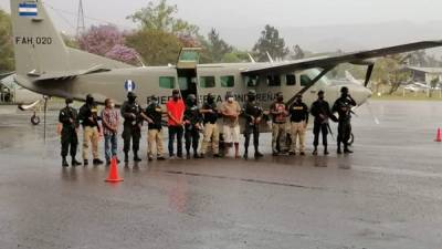 En imagen los sospechosos siendo custodiados por agentes de la Atic y militares.