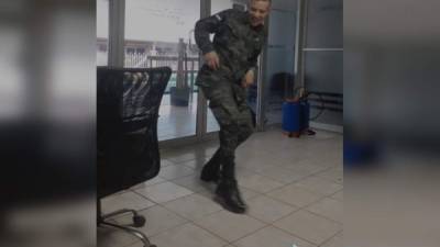 Vídeo del militar bailando y que se hizo viral en las redes sociales.