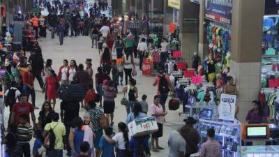Las tiendas en la terminal ya han puesto atractivas ofertas para atraer a los clientes. Foto: Cristina Santos.