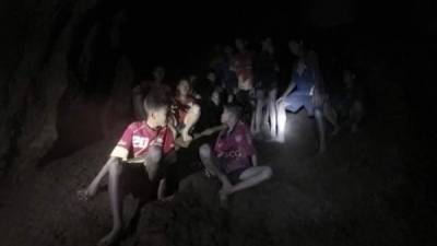 La imagen muestra a los 12 menores y su entrenador mientras estaban atrapados en una gruta. Foto Real Ejército de Tailandia archivo