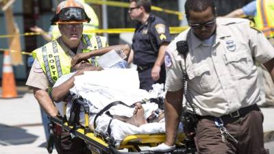 Una víctima herida es sacada de la escena en una camilla después de que un taxi golpease a varios peatones. EFE