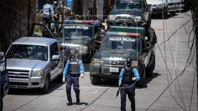 Miembros de la Policía Nacional, Militar, personal de Copeco y de Salud se movilizaron hasta la colonia Lincoln por posibles contagios de coronavirus.