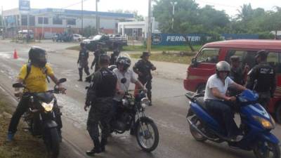 Los militares se apostaron en varios sitios de La Lima y estuvieron inspeccionando motocicletas y todo tipo de carros.