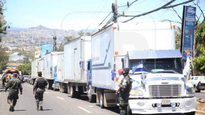 Camiones trasladando las maletas electorales hasta las bodegas del Infop en Tegucigalpa.