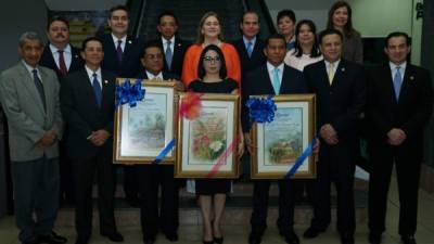 Los ejecutivos de Banco del País junto a los tres abanderados del Programa Cívico Permante.