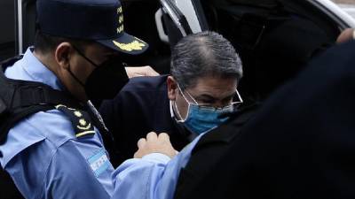 El exmandatario fue movilizado con un fuerte contingente policial hacia el Poder Judicial.