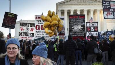 Manifestantes y activistas se reúnen frente a la Corte Suprema de los Estados Unidos.