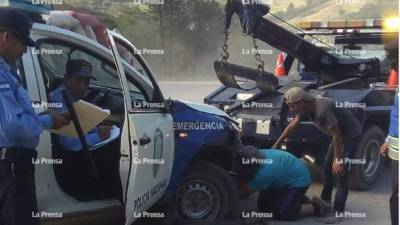 Momentos en que la patrulla policial era remolcada por una grúa luego del accidente.