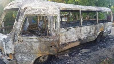 Así quedó el bus luego que las llamas se propagaran en cada uno de sus extremos.