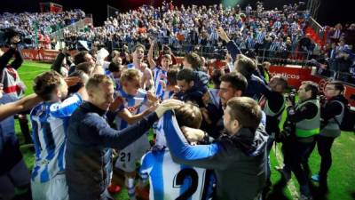 Los jugadores de la Real Sociedad celebran el pase a la final de la Copa del Rey tras derrotar por 0-1 al Mirandés. Foto EFE