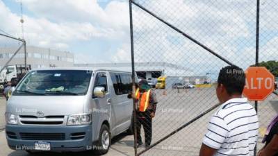 Momento en que el bus donde era traslado el cuerpo de la víctima salía de la terminal de carga del aeropuerto de San Pedro Sula.