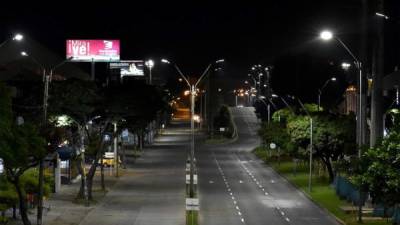 Vista de una avenida vacía en Cali, Colombia, como consecuencia de las medidas adoptadas contra la propagación del nuevo coronavirus. Foto AFP