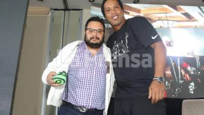 El aficionado pagó 1,700 dólares por los botines, que además fueron autografiados por Ronaldinho.