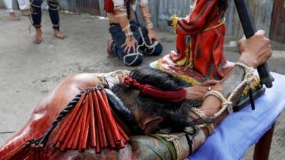 Las cruentas escenas son observadas con atención por todos los asistentes.