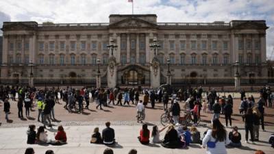 La gente se reúne frente al Palacio de Buckingham, donde la bandera de la Unión ondea a media asta. Foto AFP