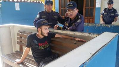 Javier Fernández esposado a una unidad de la Policía Nacional.