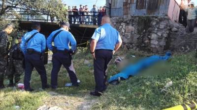Agentes de la Policía Nacional custodian la escena del crimen.
