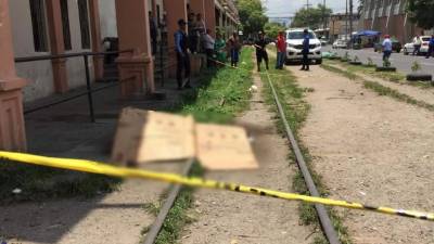 Elementos de la Policía custodiaron la escena del crimen.