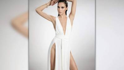 Gal Gadot transmite sensualidad en sus imágenes.