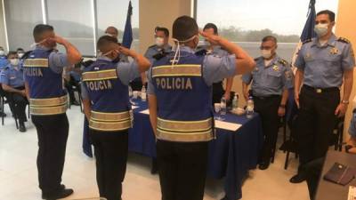 La ceremonia se desarolló con la presencia de pocos policías en cada salón debido a las restricciones actuales.