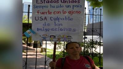 Protesta. Una mujer guatemalteca porta una pancarta en la manifestación contra la visita de Kevin McAleenan. AFP