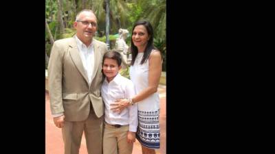 Ronald, Ronald y Lila Vair.