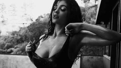 Después de una fiesta con un Ferrari como regalo, Kylie Jenner ha compartido unas fotos de una sesión muy provocativa con pelucas y ropa interior