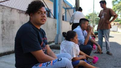 El ciudadano hondureño Johnny Rolando Seoane (i), aguarda este miércoles su proceso de asilo ante el gobierno mexicano, en la ciudad de Tapachula, en el estado de Chiapas (México).