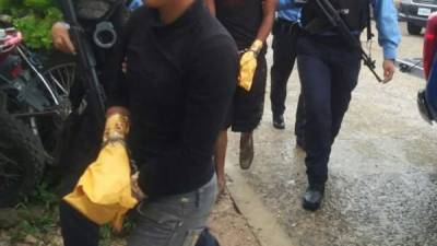 Un detenido es llevado por agentes de la Policía Nacional.