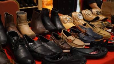 En la feria virtual los emprendedores también exponen variedad de calzado.