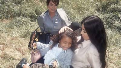 Kris Jenner, North West y Kim Kardashian posan para la campaña de Fendi. Foto Instagram @kimkardashian