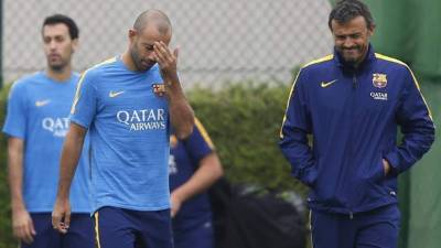 Los jugadores del FC Barcelona Sergio Busquets y Javier Mascherano y el técnico del equipo, Luis Enrique Martínez, durante el entrenamiento de la plantilla azulgrana esta mañana en la ciudad deportiva Joan Gamper, de cara al partido de fase de grupos de la Champions que se disputará el próximo miércoles día 16 contra la Roma. EFE
