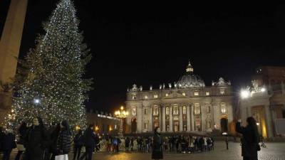 La fiesta del solsticio empieza a perder su calidad pagana al comenzar a asociarse con el nacimiento de Jesús.
