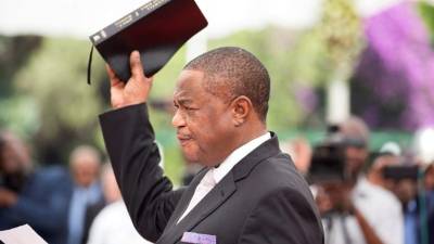 El general Constantino Chiwenga (d), jura el cargo de vicepresidente de Zimbabue, en Harare, Zimbabue. EFE