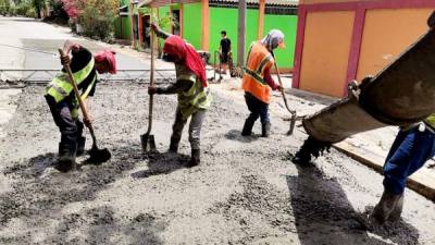 Los trabajos de pavimentación en Chamelecón continúan con la fundición de losa de concreto hidráulico.