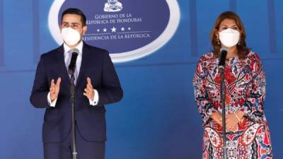 El ahora subsecretario Fredy Antonio Guillén Guevara junto a la ministra Alba Consuelo Flores.
