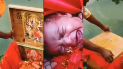 La bebé está bien y está recibiendo atención médica.