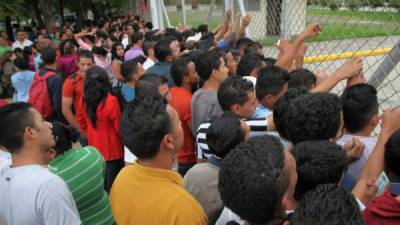 Decenas de hondureños salen a diario en busca de un empleo.