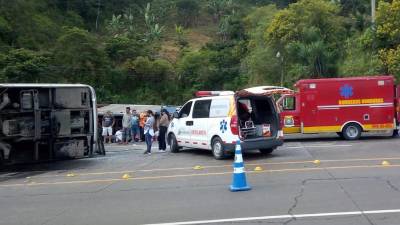 Paramédicos llegaron a la zona para auxiliar a los pasajeros heridos.
