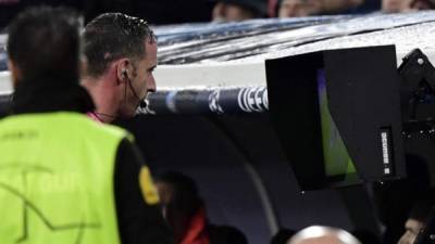 Un árbitro de la UEFA mientras revisa una jugada en el VAR.