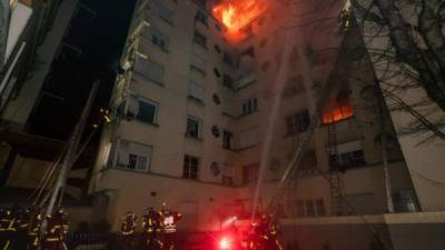 Bomberos tardaron alrededor de 5 horas en contener el fuego dentro del edificio.