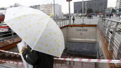 Un policía resguarda la entrada al metro.