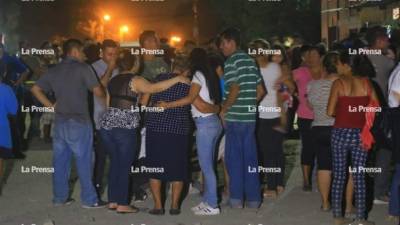 Familiares llegaron hasta la escena del crimen para identificar a sus parientes.