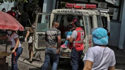 Una ambulancia de la Cruz Roja llega con un paciente al Instituto Hondureño de Seguridad Social en Tegucigalpa (Honduras).