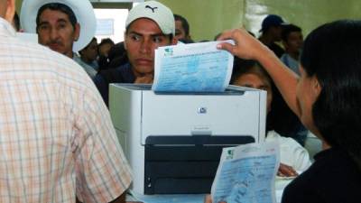 A diario cientos de sampedranos llegan a inscribir a sus hijos al Registro Nacional de las Personas. (Foto referencial).