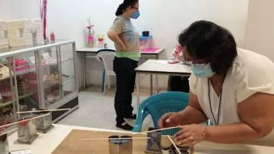 Varias mujeres ya reciben los cursos presenciales.